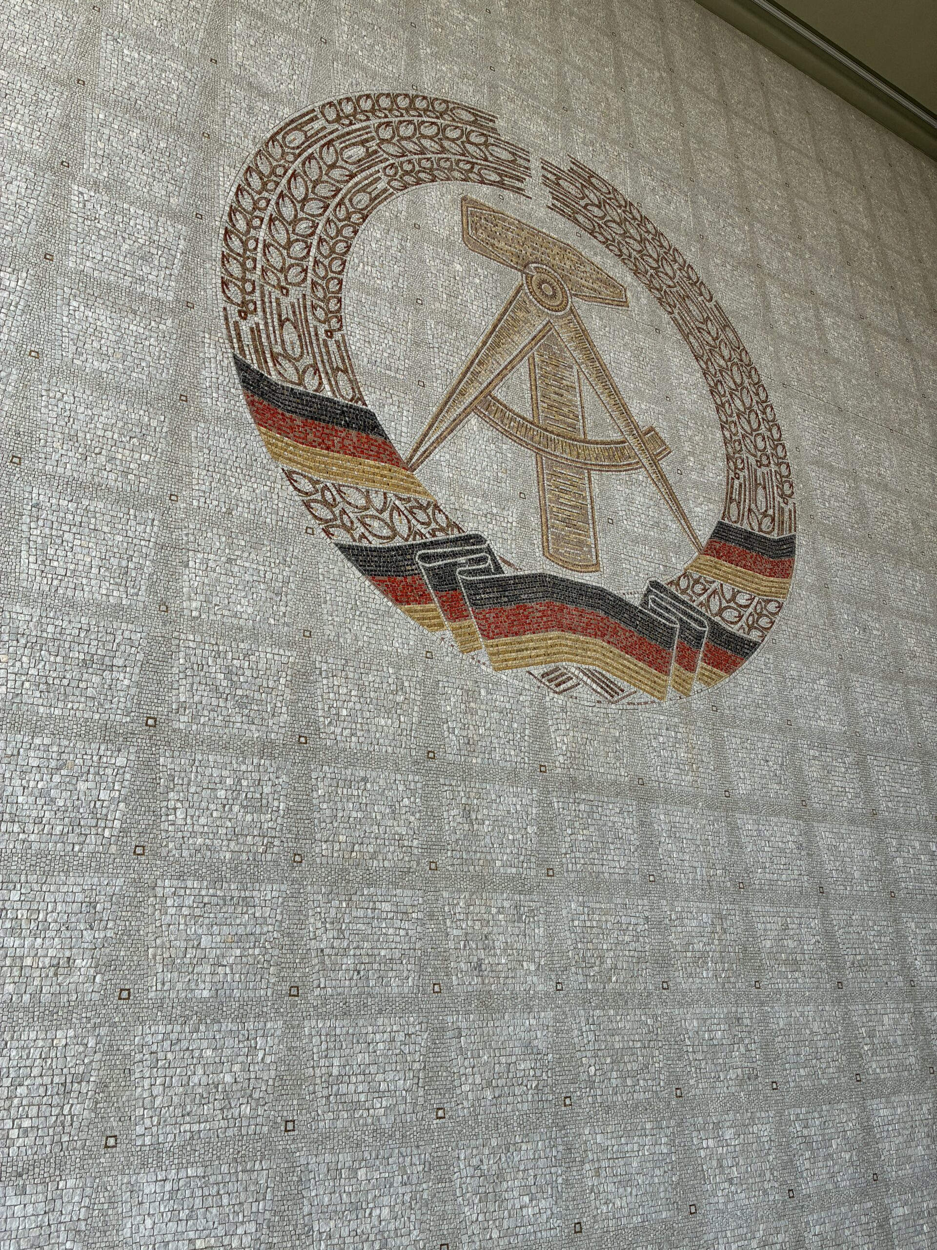 Mosaik Emblem, Heinrich Jungebloedt, 1963/64, Photo Gertrud Müller